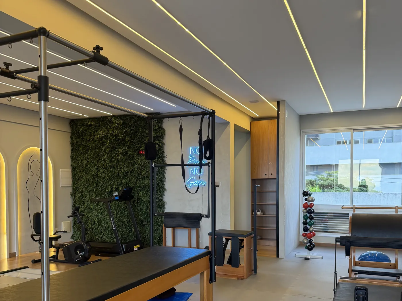 Aparelhos de pilates no studio da Life Movement